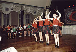 zu den Teenager-Melodien tanzten die Gruppe 1 und 5